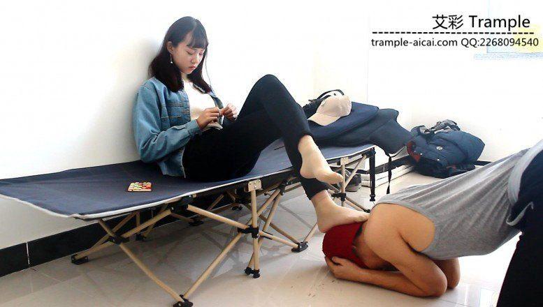 跪舔00后天使短丝玉足！贱狗被坐肚子践踏！