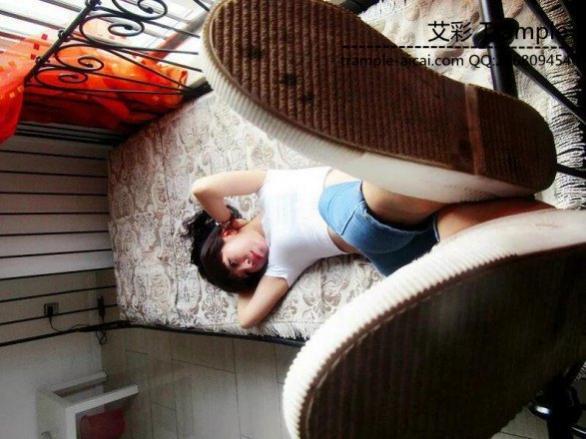 帆布鞋白丝踩踏男M脚深喉