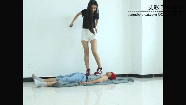 超漂亮天依女主运动鞋踩踏并愉快的骑乘贱狗！