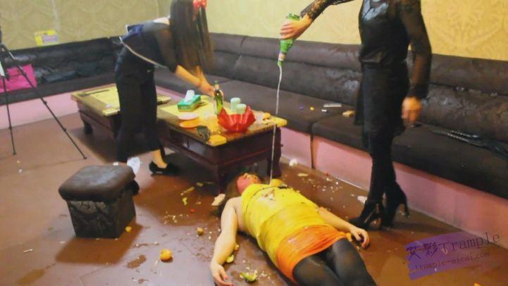 KTV两长发美女S极度羞辱（六）