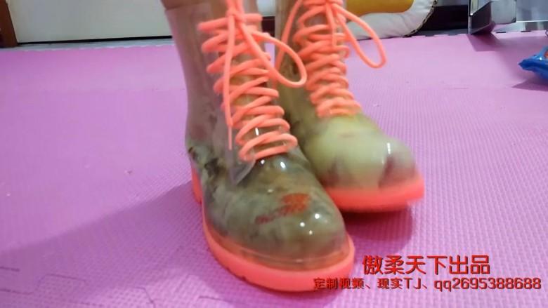 雨靴内踩蛋糕喂食味觉的享受