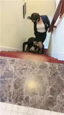 【高傲】情侣奴-遛狗爬楼梯/转胯/强迫圣水