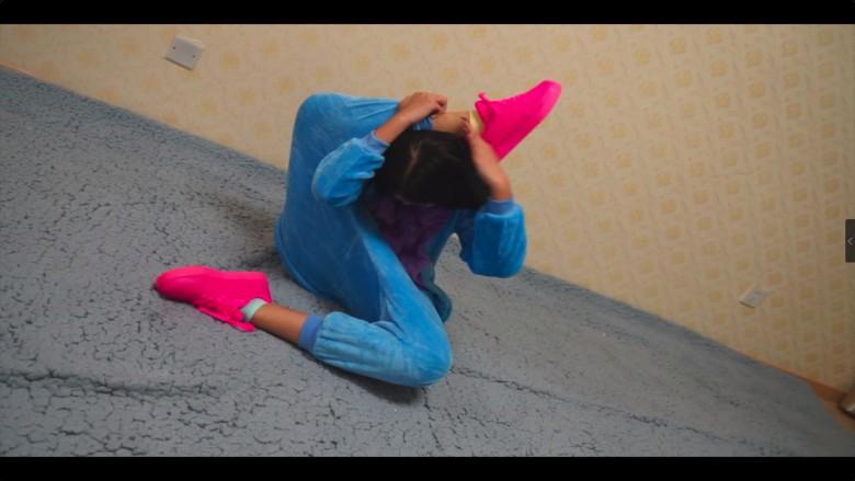 洛芸睡衣无作假暴力踢裆