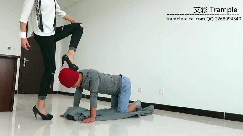 冰冰女主跨步羞辱骑乘贱狗！