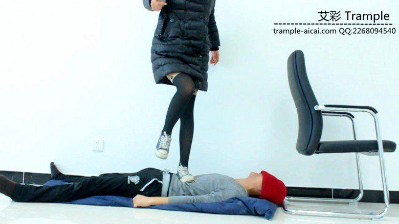 甜美媛媛女主帆布鞋蹦跳踩踏贱狗身体下体！