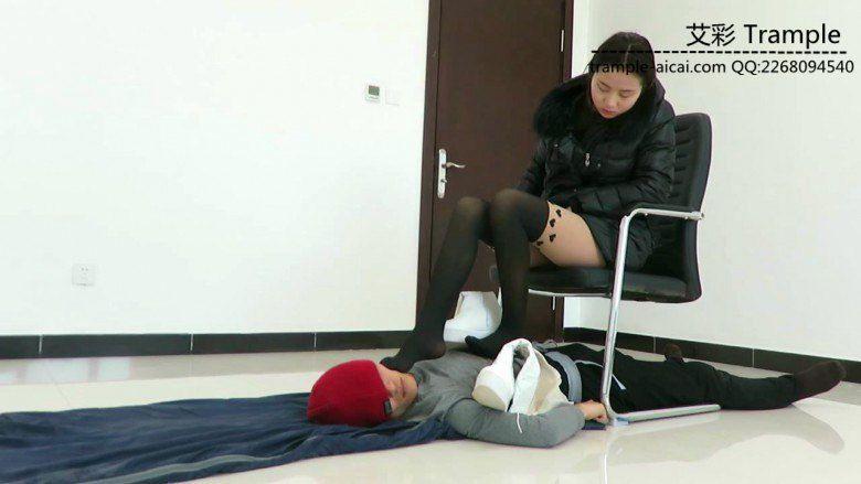 甜美媛媛女主长靴虐奴丝袜踩脸踩嘴揉搓！