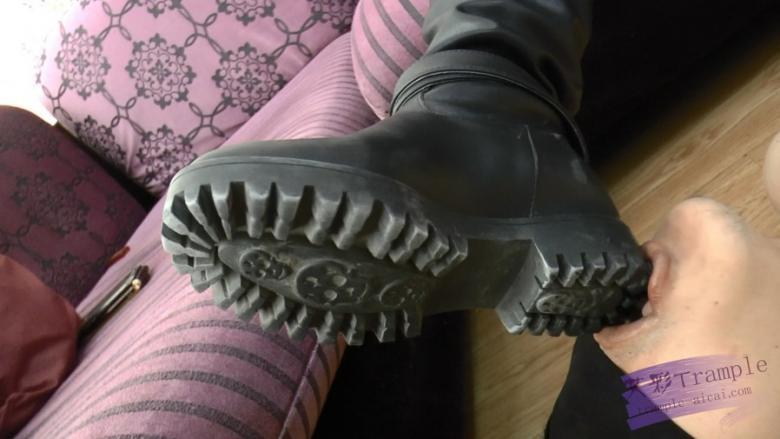 phoenix 皮靴踩出血