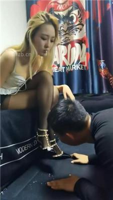 【丝温】跪舔铆钉高跟黑丝/臭脚喂食/骑马转胯踩踏