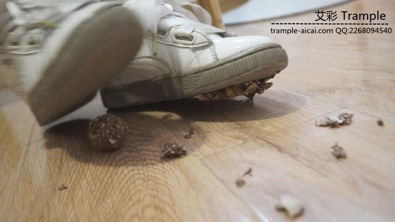 瑶瑶学生主调教狗奴舔脏鞋