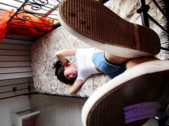 青春冷天使紧身牛仔裤坐脸