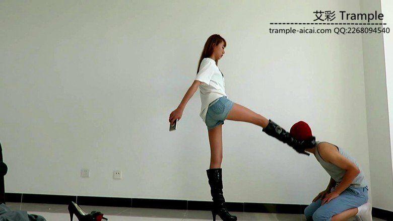 00后天使女主皮靴踢裆、踹头膝顶贱狗！
