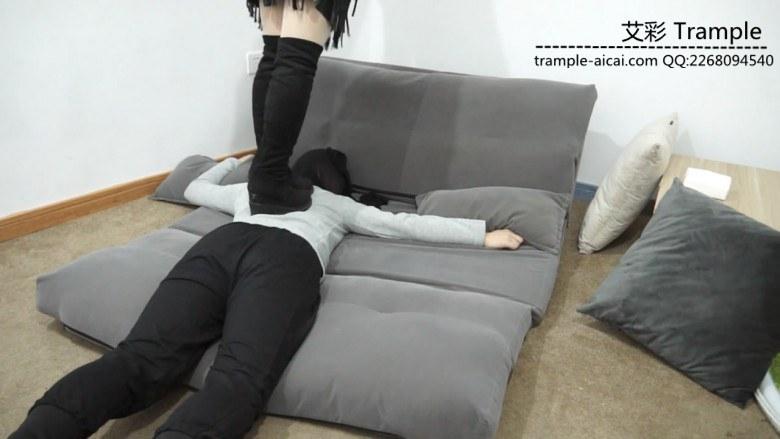 某在校女大学生长靴初次玩踩踏