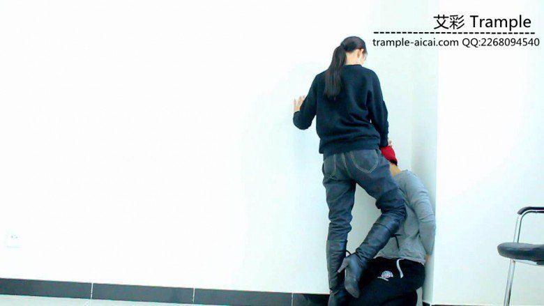 00后天使女主长靴踢踹，扇耳光，堵墙角暴打贱狗！