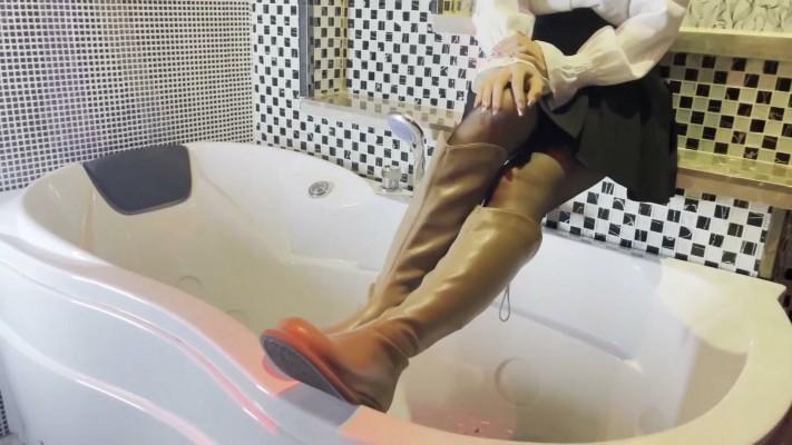 【黑丝诱惑】沐沐浴缸黑丝诱惑脏长靴踩喉咙窒息脏鞋底舔黑舌头 YC-230430