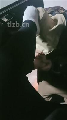 【嗯哼】停车场-跪舔原味白袜脚