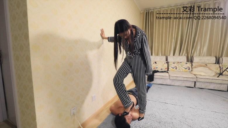 凶狠暴力高跟踩踏