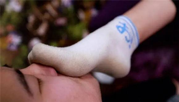 【珊瑚湾】安诺千锤百炼的极品臭袜子强制虐奴