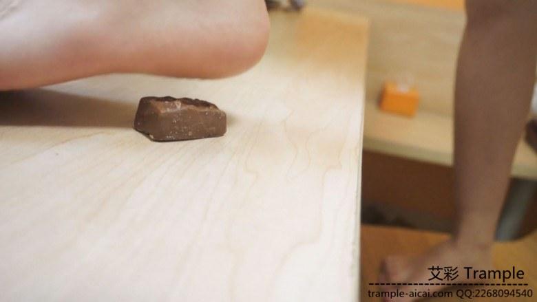 学生妹裸足踩舌头