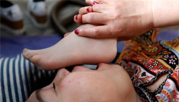 【冰时代】50岁老母狗惨遭年轻嫩模凌辱脚虐