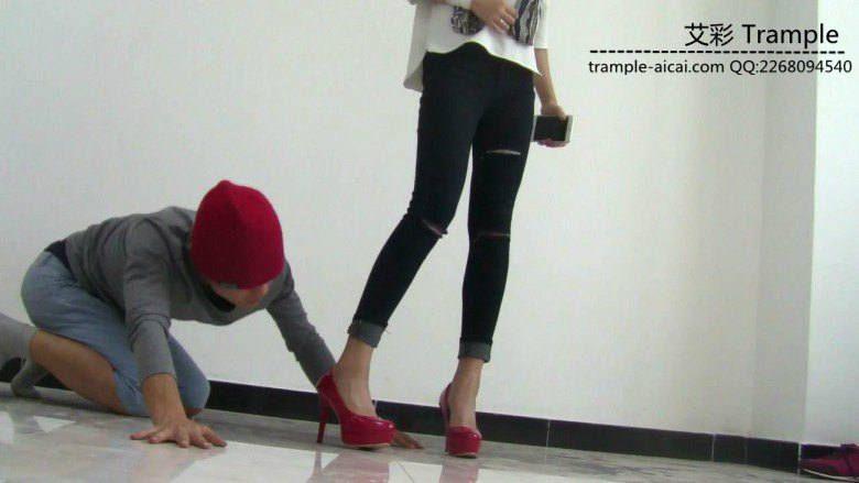 女主红色高跟遛狗胯下玩弄！