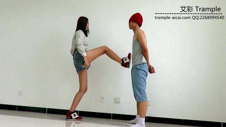 甜美媛媛主暴打小流氓，踢裆，踹肋骨流氓满地打滚！