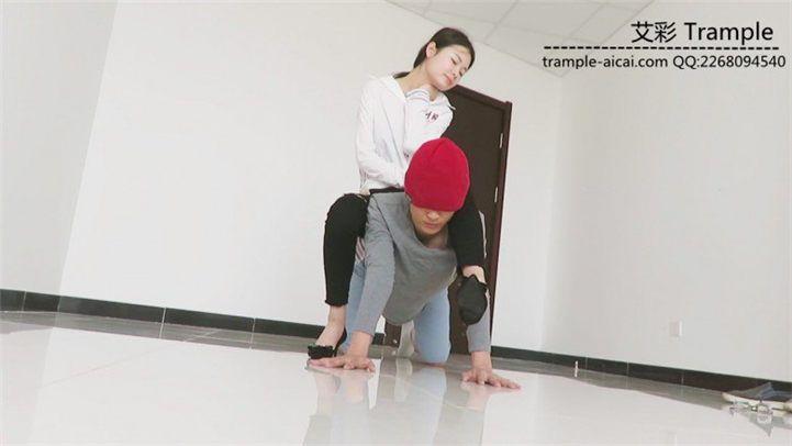 瑶主回归！黑高跟裸足调戏虐踩贱狗！