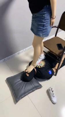 【调教视频】【精神小妹】强制原味呼吸/踩踏深喉/暴力踢踹跺头