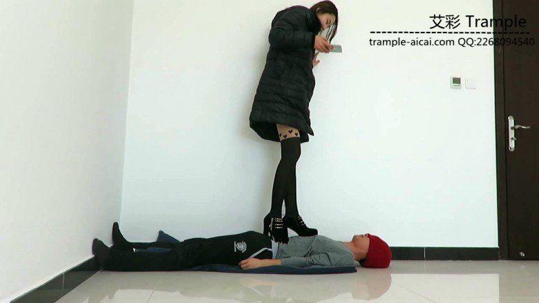 甜美媛媛女主高跟全体重践踏贱狗身体下体！