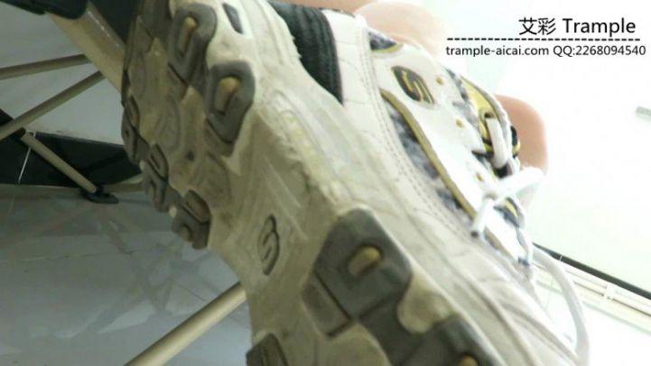 偷舔熟睡中的00后天使女主鞋底闻棉袜！