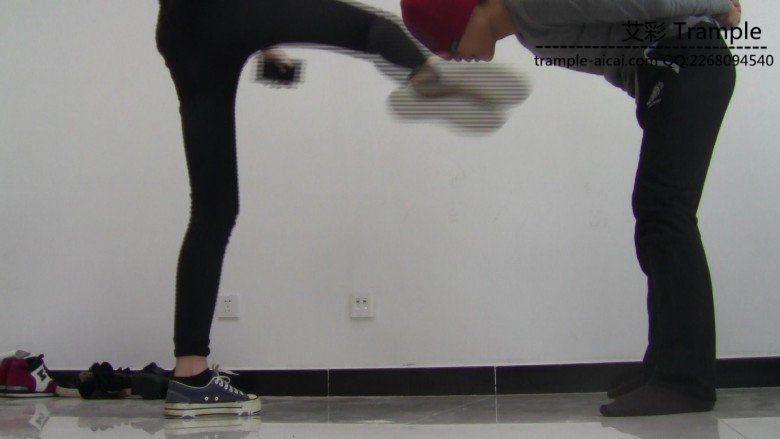 00后天使女主暴打贱狗踢裆膝顶！