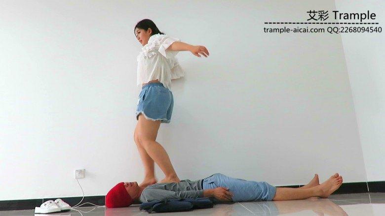 双胖主听音乐在贱狗身上韵律踩踏！