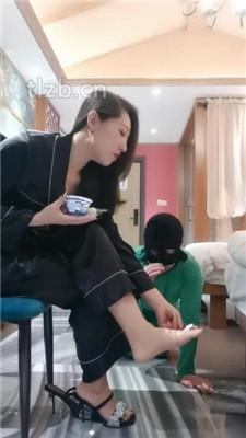 【冷御女王】胯下遛狗/脚喂食/踩踏/品尝臭脚