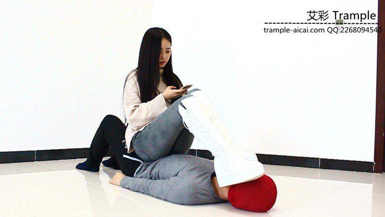 漂亮老师天依女主坐踩重剁羞辱调教贱狗！