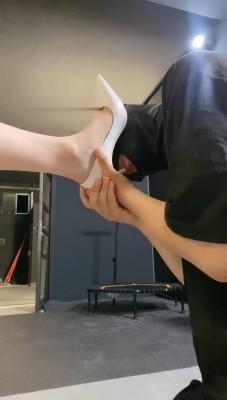 【冰诺】掐乳/舔高跟裸足/插嘴