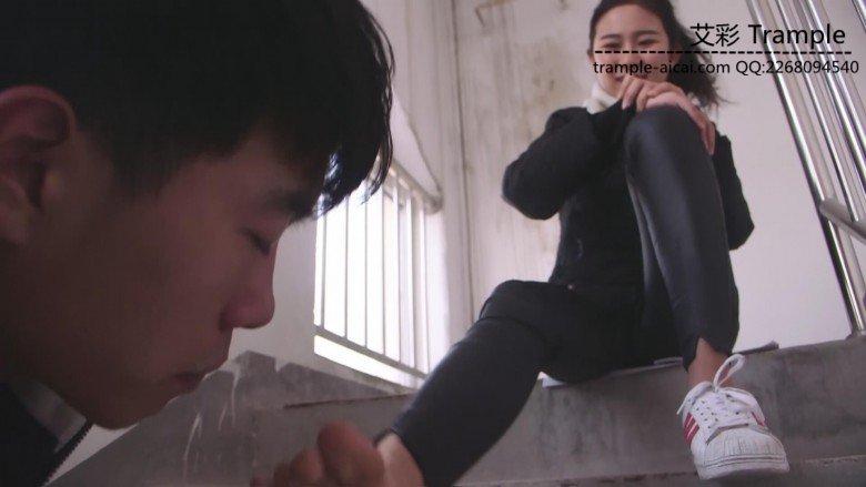 艾丝女王—-室外楼梯帆布鞋裸足调教贱狗