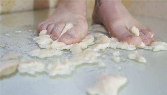 舞蹈演员晓晓的裸足踩水果脚喂食