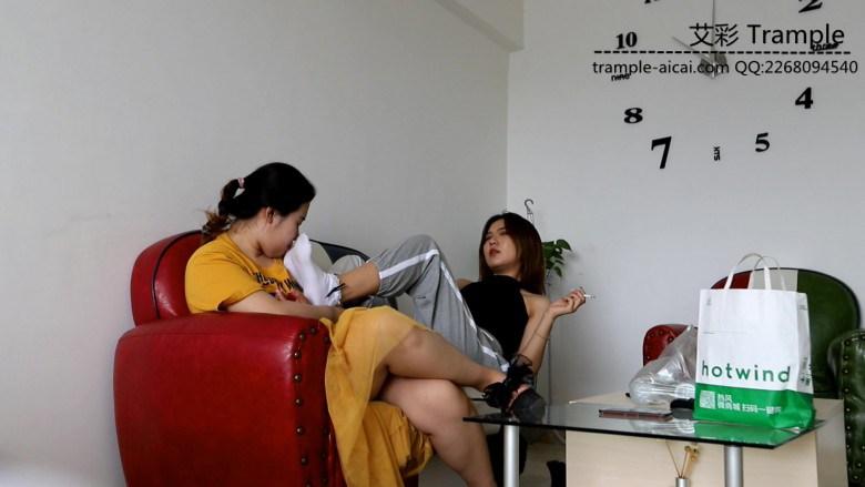 偷拍学姐第五弹 夏天的雪地靴 续