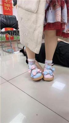 【尤物大大】会议室多素人S群调-骑马/舔脏鞋臭脚/转胯踩踏