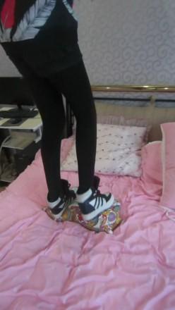 气质绝美长腿美女高帮休闲鞋踩枕头，换鞋大秀美腿