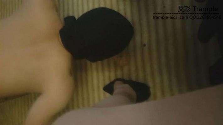 肉丝长腿美女调教狗奴