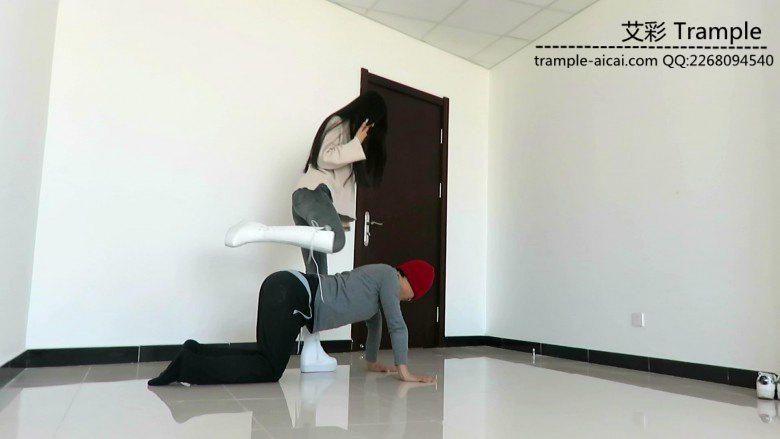 天依女主骑乘贱狗，骑马骑脖子！