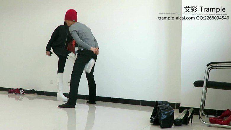 00后天使女主长靴踢蛋、膝顶肚腹下体！