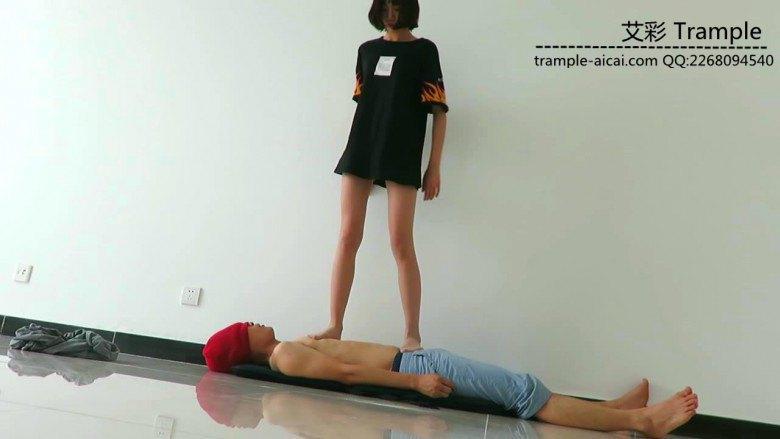 00后天使女主肉丝踩头踏步踩下体！