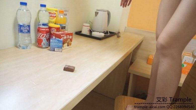 学生妹裸足踩舌头