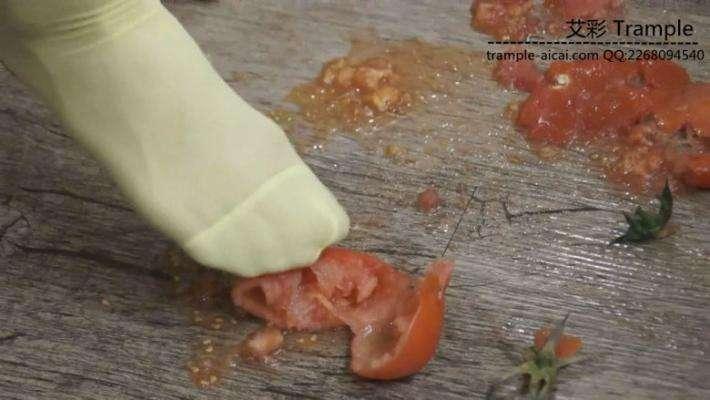 艺校美女原味小白鞋踩草莓