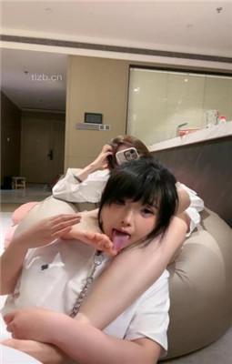 【美美子】女神闺蜜做狗裸足狂舔