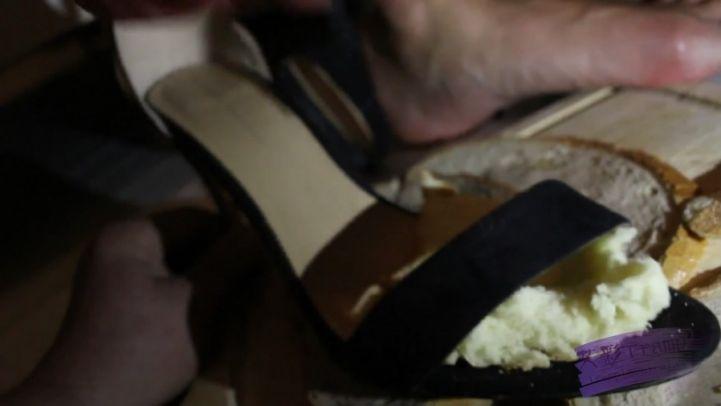 ）性感高跟玉足踩方包，包子混合着脚和鞋底的香气一定问道很好