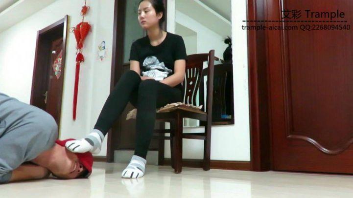 甜美媛媛女主棉袜+踩脚裤虐玩贱狗身体！