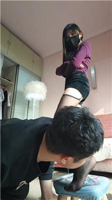 【伊晨】高跟黑丝女神-骑马虐乳鞭打/舔内裤喝圣水【双视角版】 bf49001