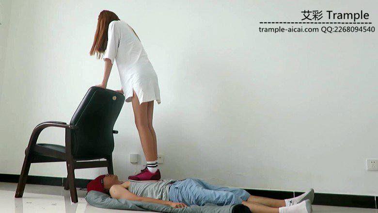 00后天使女主运动鞋白棉袜全体重踩头！